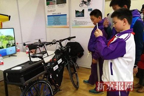 智能鱼缸、DIY小冰箱、自动搭配衣柜……中小学生设计产品拉开上地学区首届科技节序幕-1.jpg